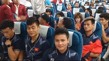 Hai "đội tuyển vàng" bóng đá chung chuyến bay về Hà Nội