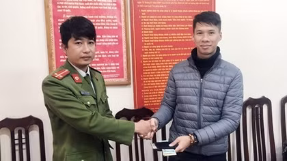 Trung úy Công an trả lại ví tiền cho người đánh rơi