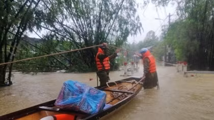 Những hình ảnh ấm lòng người dân cố đô trong đợt mưa lũ lịch sử