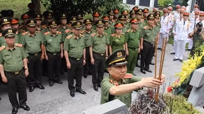 Đảng ủy Công an Trung ương, lãnh đạo Bộ Công an dâng hương tưởng niệm Chủ tịch Hồ Chí Minh