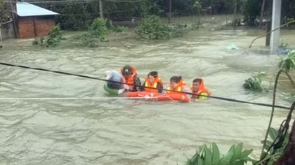 Dầm mình trong mưa lũ cứu dân
