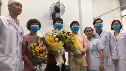 Gia đình bệnh nhân người Trung Quốc vui mừng xuất viện 