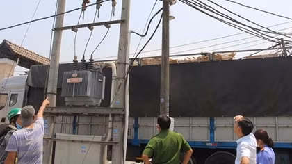 Tài xế bị điện giật tử vong lúc đang dỡ hàng 