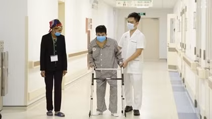 “Người cua” tập đi thẳng sau 16 năm