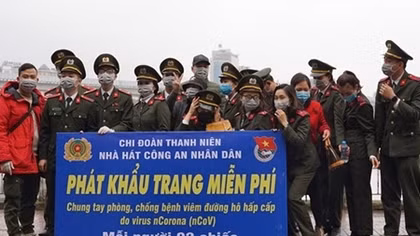 Nhà hát CAND tặng CBCS và người dân 10.000 khẩu trang