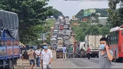 Nhiều tài xế phải quay đầu, quốc lộ ùn tắc vì thiếu “Giấy thông hành COVID-19”