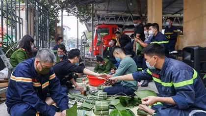 Lính cứu hỏa trổ tài gói bánh chưng