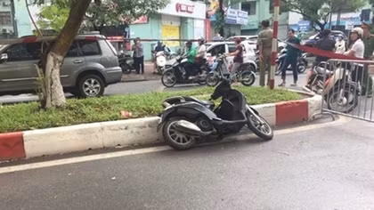 Đâm vào cây đổ ngang đường, nam thanh niên tử vong 