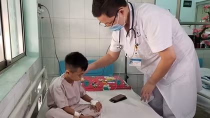 Hai học sinh uống nhầm thuốc diệt chuột, một em tử vong