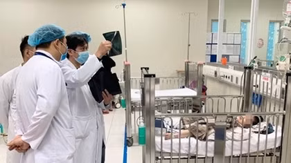 Sức khỏe cháu bé rơi từ tầng 12 chung cư giờ ra sao?