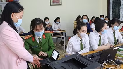 Những nữ Cảnh sát xuyên đêm làm Căn cước công dân lưu động ở Thành Vinh