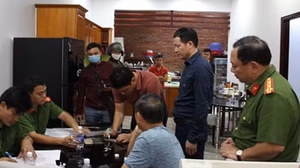 Bắt giám đốc doanh nghiệp, khám xét khẩn cấp 10 cây xăng 