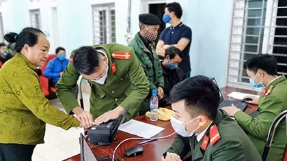 Người dân Mèo Vạc phấn khởi đi làm căn cước công dân mới
