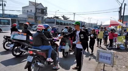 Hàng ngàn chai nước suối được phát miễn phí cho người đi đường về quê ăn tết