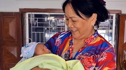 "Nhặt" được bé trai sơ sinh khi mở cửa nhà đi tập thể dục