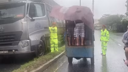 Người dân và CSGT phát cơm cho tài xế, hành khách dừng xe tránh bão