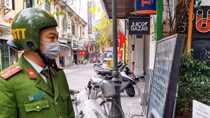 Hà Nội vắng lặng trong ngày đầu tạm dừng một số hoạt động dịch vụ