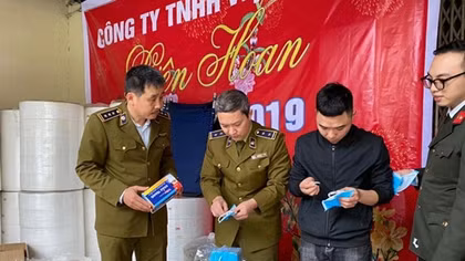 “Sốc” với hàng trăm nghìn khẩu trang y tế làm từ giấy vệ sinh