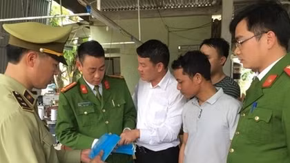 Chủ lò mổ lợn sản xuất khẩu trang y tế 