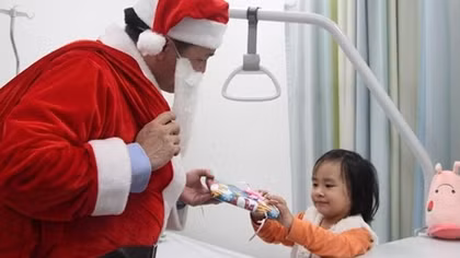 Lắng đọng hình ảnh bác sĩ hóa thành ông già Noel tặng quà bệnh nhi