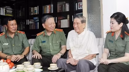 Trao Kỷ niệm chương BVAN Tổ quốc tặng NSND Trọng Bằng và NS Phạm Tuyên