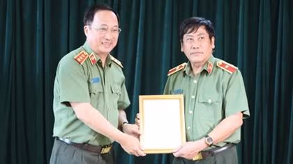 Công bố quyết định nghỉ công tác chờ hưu trí đối với Thiếu tướng, GS.TS Trương Giang Long