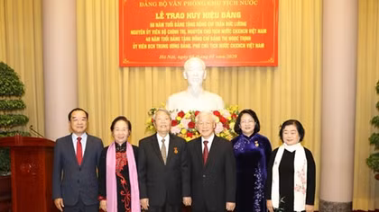 Trao Huy hiệu Đảng cho các đồng chí lãnh đạo, nguyên lãnh đạo Đảng, Nhà nước