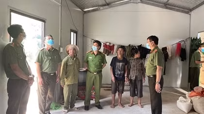 Kiểm tra tiến độ xây dựng 600 ngôi nhà cho các hộ nghèo tại Mường Lát
