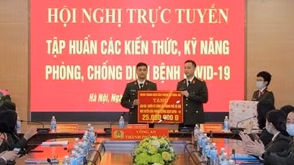 Trao tiền và 1.000 khẩu trang đến Công an TP Hà Nội