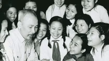 Hồ Chí Minh - “Yêu thương tất cả, chỉ quên mình”