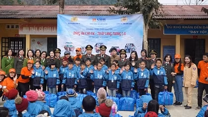 Đem đông ấm đến với thầy và trò Trường tiểu học Thượng Quan