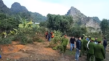 Thông tin ban đầu về cái chết trong vườn nhà của một người đàn ông 
