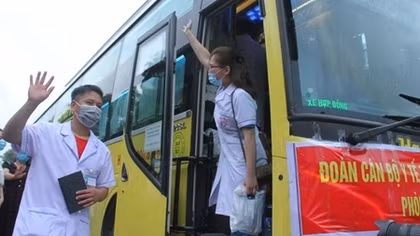 Thầy thuốc tình nguyện tỉnh Lào Cai lên đường hỗ trợ Bắc Giang chống dịch