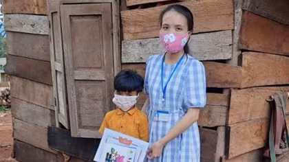 Thầy cô vùng cao mang phần thưởng đến tận nhà học sinh