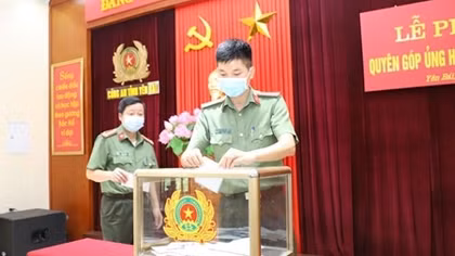 Cụm thi đua số 3 hỗ trợ Công an tỉnh Bắc Giang 500 triệu đồng chống dịch