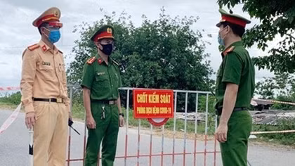 52 cán bộ y tế Nghệ An "chia lửa" cùng Hà Tĩnh chống COVID-19