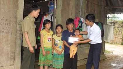 Nâng đỡ những mảnh đời cơ cực trong vùng lũ
