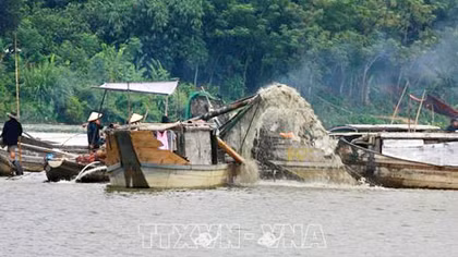 Phát hiện 6 đối tượng hút trộm cát sông Bồ