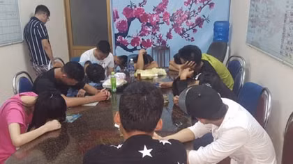Bắt quả tang gần 100 “dân bay” đất Cảng đang thác loạn