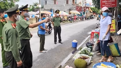 Công an Hải Dương tham gia khoanh vùng dập dịch
