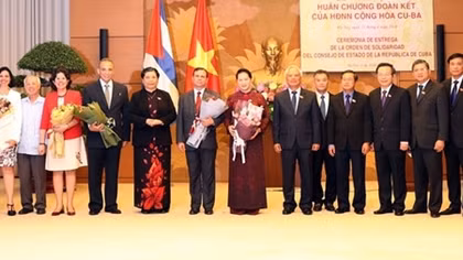 Chủ tịch Quốc hội Nguyễn Thị Kim Ngân nhận Huân chương Đoàn kết của Hội đồng Nhà nước Cuba