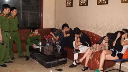 Kiểm tra khách “bay lắc” tại quán karaoke, phát hiện kẻ mạo danh CSGT