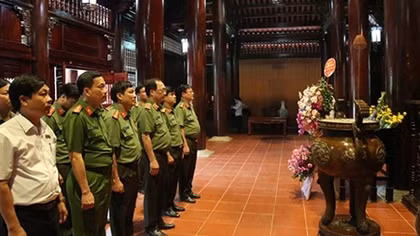 Thứ trưởng Nguyễn Văn Thành dâng hương tại khu di tích Kim Liên