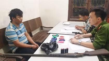 Mang súng đi vận chuyển ma túy tổng hợp