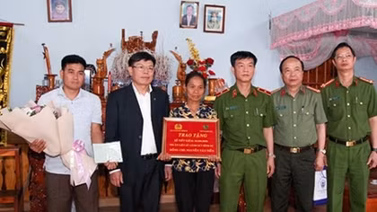 Cục Cảnh sát hình sự thăm hỏi thân nhân gia đình liệt sĩ CAND