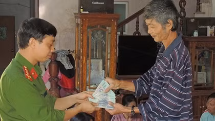 Bỏ quên 50 triệu đồng trong quần áo quyên góp lũ lụt miền Trung