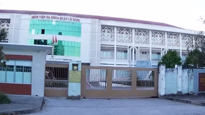 Nam nhân viên y tế tự tháo lìa chân trái