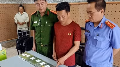 Lên biên giới "lấy" 7 bánh heroin và 6000 viên MTTH đi tiêu thụ