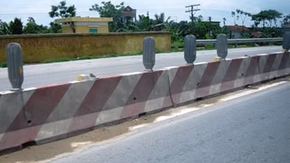 Nguy cơ tai nạn giao thông tại quốc lộ 2 do không có bảng chống chói