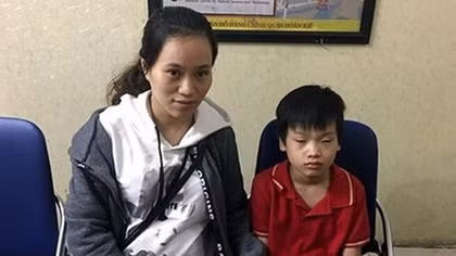 CSGT giúp đỡ bé trai đi lạc về với gia đình